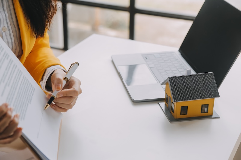 Mäklare som visar kalkyl