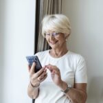 Pensionär med smartphone